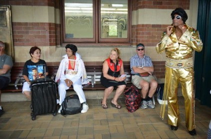 Esperando a Elvis Presley en la estación de Sídney