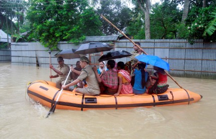 Aldeanos de Baghmari se refugian tras inundaciones en India