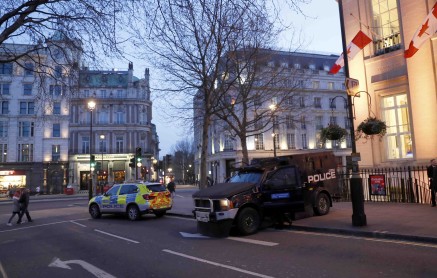 Luces se encienden en Londres un día después del ataque