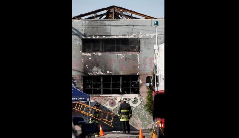 Sigue búsqueda de cuerpos tras incendio de Oakland
