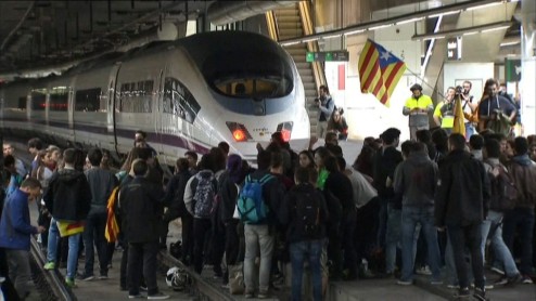 Manifestantes bloquean las vías del tren en Barcelona