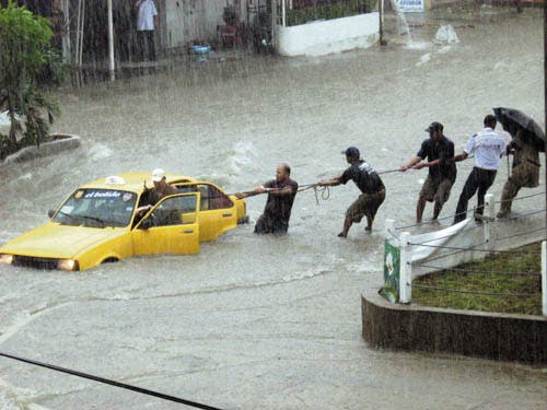 Intensa lluvia en Barranquilla inundó casas y arrastró vehículos
