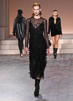 Modelos desfilan durante la pasarela de Dior pre otoño fashion show realizada en el Brooklyn Museum.