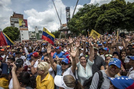 Venezolanos protestan a favor y contra una Constituyente