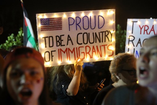 Miles de personas protestan contra el veto migratorio de Trump en Nueva York