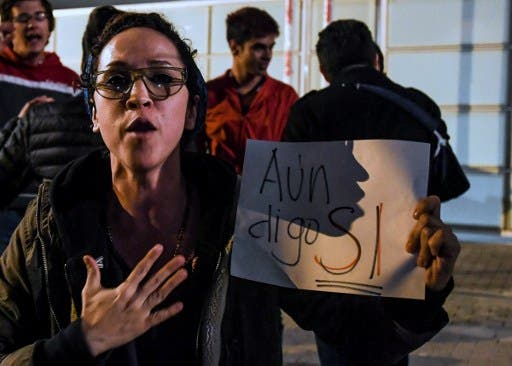Decenas de personas respaldan a Santos tras derrota del &quot;sí&quot;