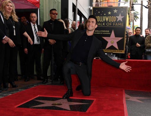 Adam Levine, de Maroon 5, recibe su estrella en el Paseo de la Fama
