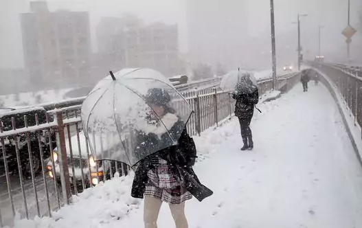 Nueva York pasó del clima cálido a la nieve en un día