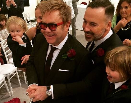 Elton John contrajo matrimonio con su compañero de hace 21 años