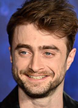 El actor británico Daniel Radcliffe en su arribo a la premiere de Weird: The Al Yankovic Story en el 2022. El actor a comentado que le entristece la posición de la escritora J.K. Rowling sobre las personas transgéneros.
