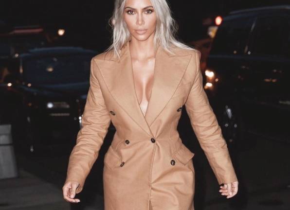 Kim Kardashian sorprende con atrevido y transparente atuendo