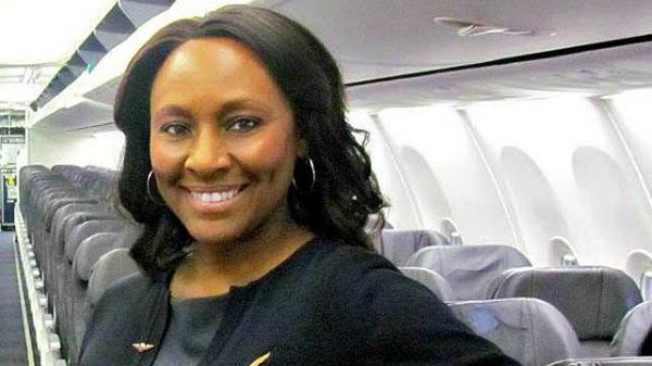 El mensaje de una azafata héroe en el baño de un avión salvó la vida de una joven