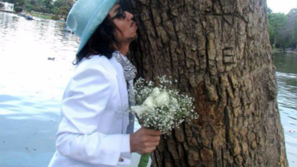 Actor peruano se casa con un árbol en Guatemala en pro de la naturaleza