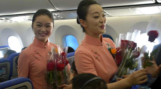 Ecuador regala rosas a pasajeras de vuelos en China