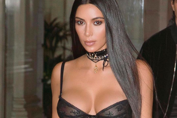 Kim Kardashian causa sensación con revelador atuendo