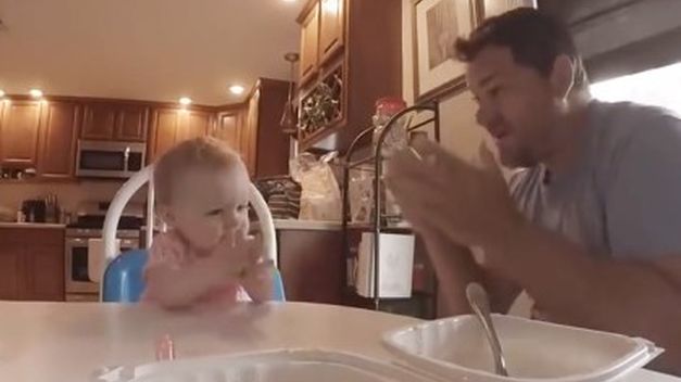 El enternecedor video de un padre sordo que canta a su hija en lenguaje de señas