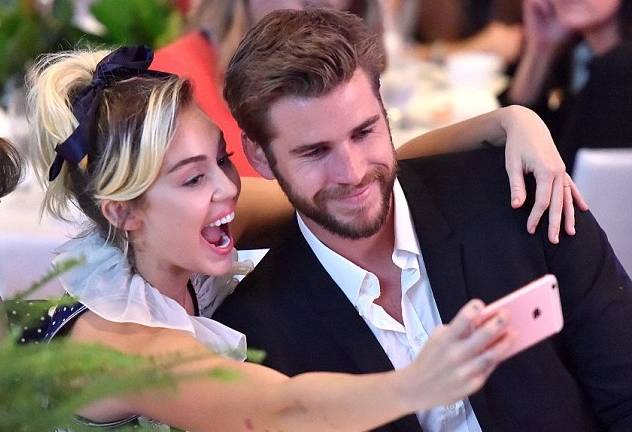 Miley Cyrus comparte foto de su &quot;primer beso robado&quot;