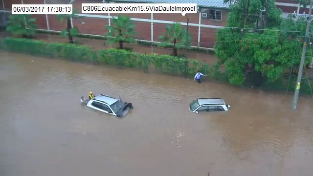 Fuerte lluvia en Guayaquil deja calles inundadas