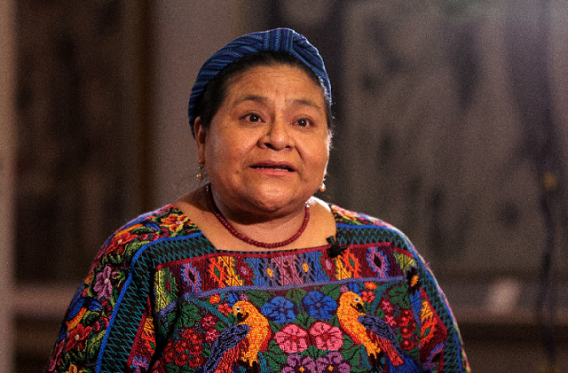 Rigoberta Menchú saluda a Juan Manuel Santos por su premio Nobel