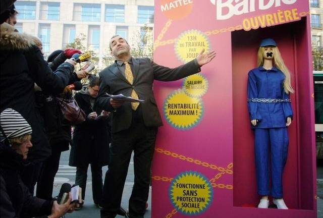 Una &quot;Barbie obrera&quot; gigante en París para denunciar condiciones de trabajo en China