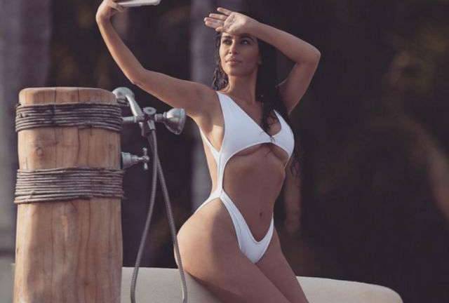 Réplica de las curvas de Kim Kardashian para piscina
