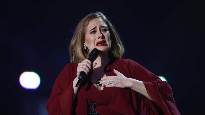 Adele llora por las víctimas de Orlando durante su concierto