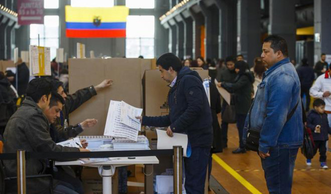 Long anima a votar &quot;pronto&quot; a los ecuatorianos en España