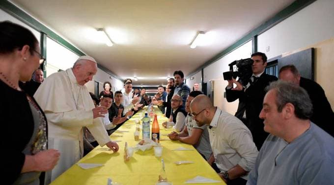 El papa almorzó acompañado de reclusas latinoamericanas en cárcel milanesa