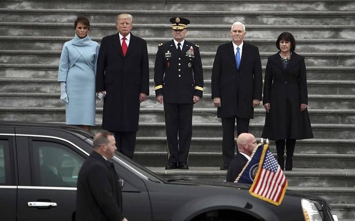 Donald Trump deja el Capitolio para dirigirse hacia la Casa Blanca