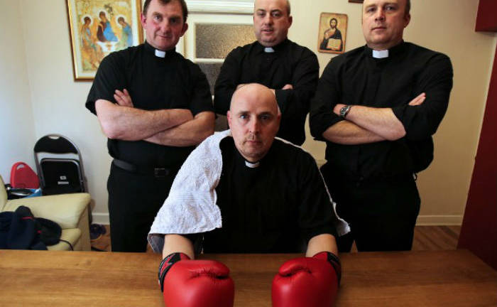 Un cura boxeador es la estrella del momento en Irlanda
