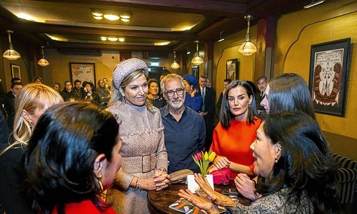 La reina de Países Bajos, Máxima y la reina de España, Letizia visitan el Teatro Tuschinski, sede del X Festival de Cine Español de Ámsterdam.