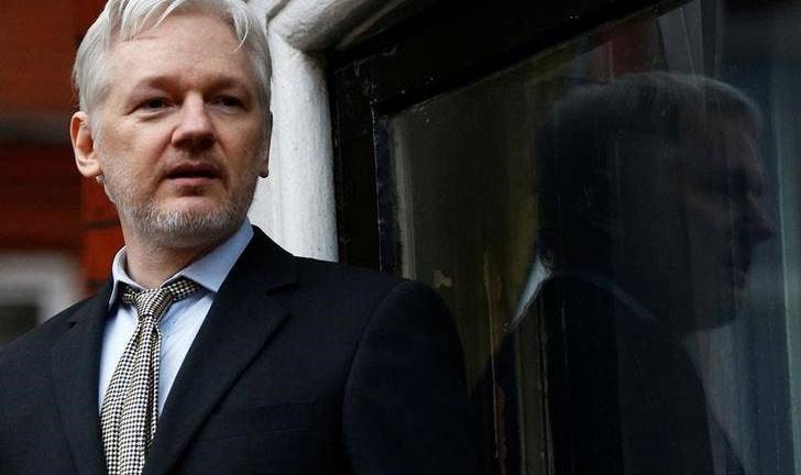 Assange sufrió con su restricción a Internet, dice asesor