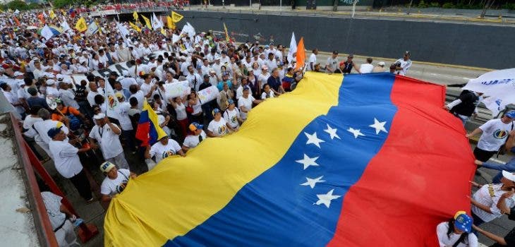 Cierran calles en Venezuela en protesta a la Constituyente