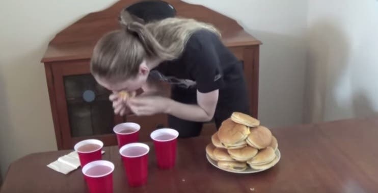 El reto viral por comer 20 hamburguesas en 16 minutos