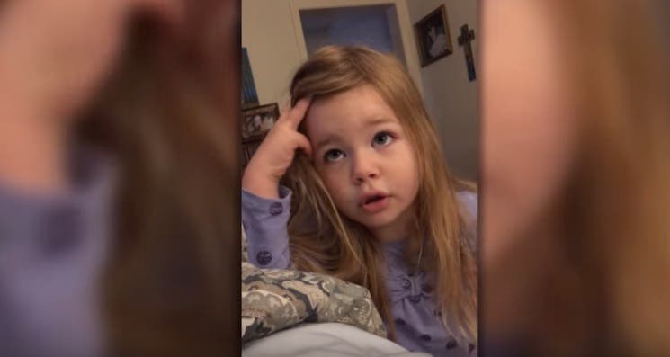 Una niña de 3 años regaña a su padre por no bajar la tapa del inodoro