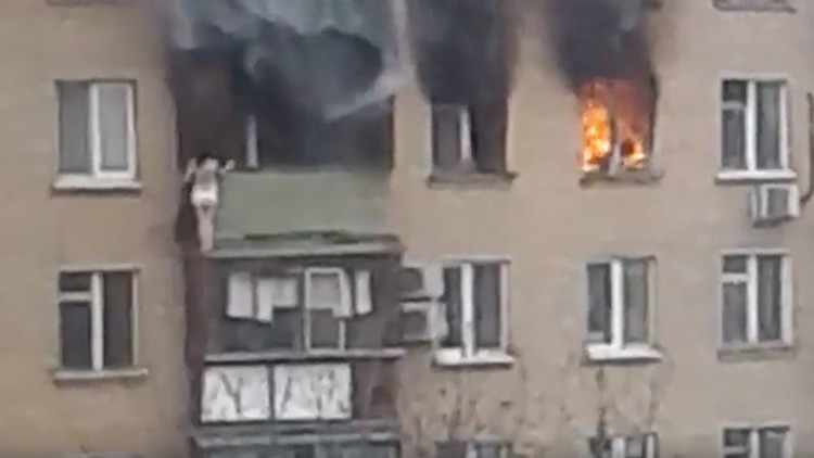 Mujer salta de un octavo piso durante un incendio