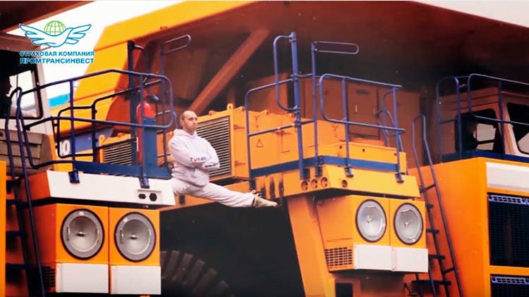 Un joven supera la espectacular acrobacia de Van Damme entre dos camiones