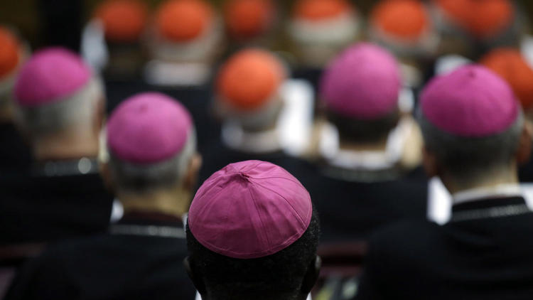Vaticano recuerda que homosexuales no pueden ordenarse sacerdotes