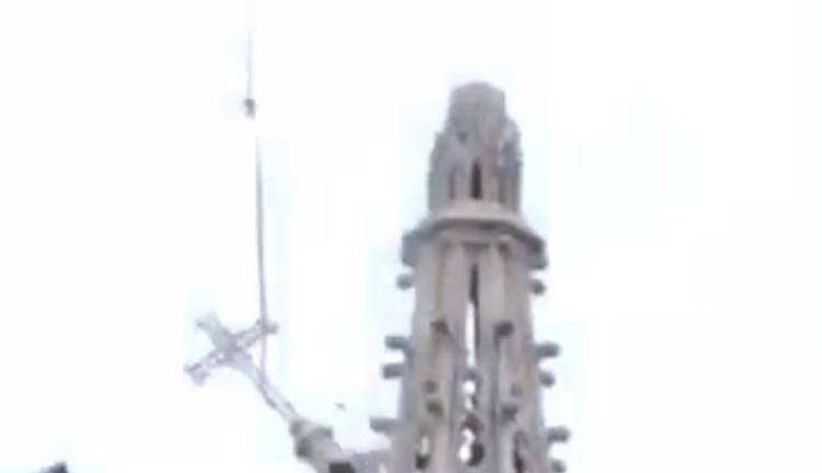 Cruz de la Catedral de Guayaquil cae al ser removida