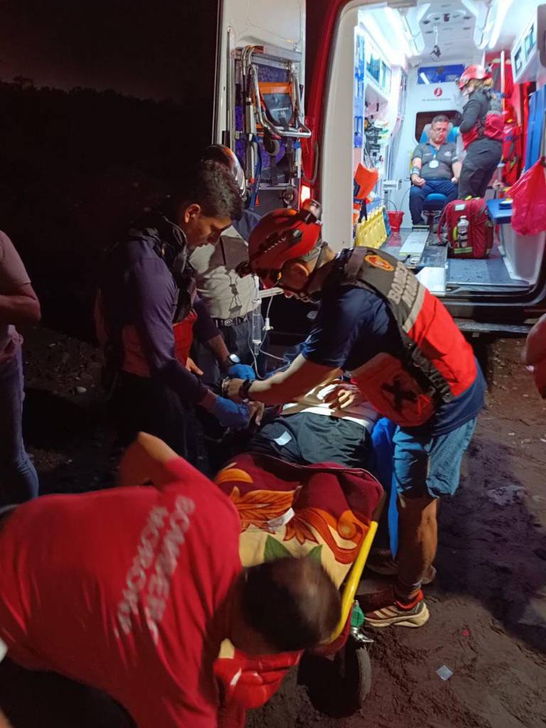 Los heridos fueron trasladados por miembros del Cuerpo de Bomberos al Hospital General Macas. $!Los heridos fueron trasladados por miembros del Cuerpo de Bomberos al Hospital General Macas.