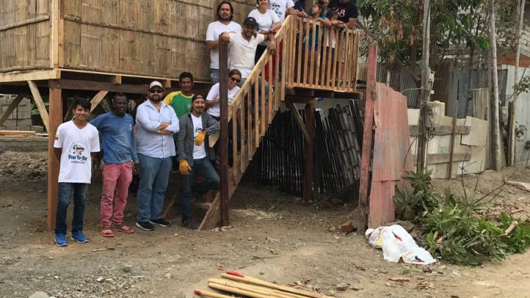 Jóvenes luchan por construir casas para los más necesitados