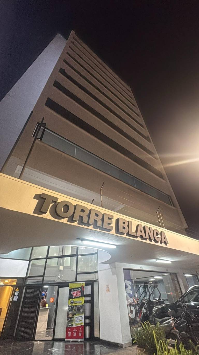 Edificio donde se realizó operativo contra red de extorsión en Quito. $!Edificio donde se realizó operativo contra red de extorsión en Quito.