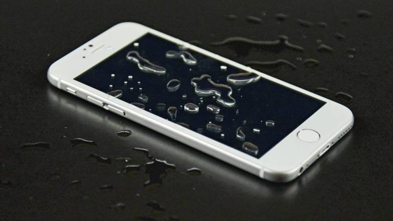 ¿Cómo arreglar un celular que se ha caído al agua?