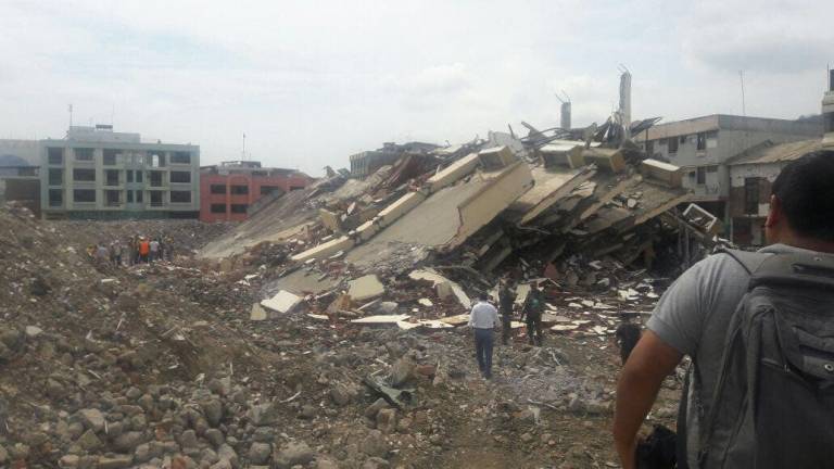 Implosión derribó Centro Comercal Municipal de Portoviejo