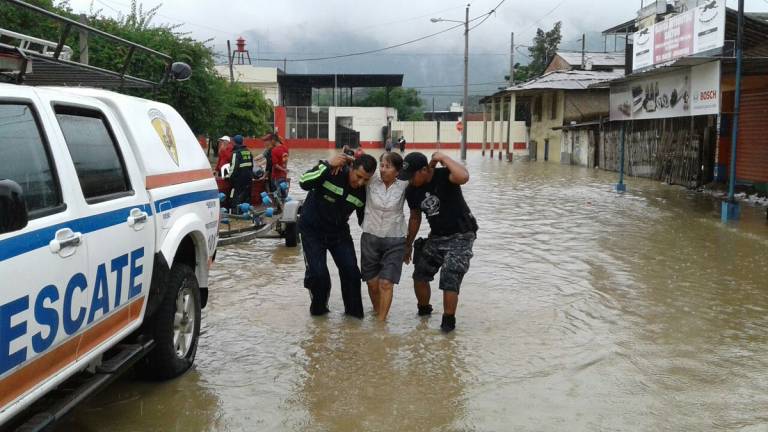 Unas 2.500 familias afectadas por inundaciones en Manabí
