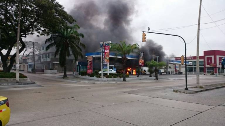 Incendio en gasolinera del norte de Guayaquil deja un herido