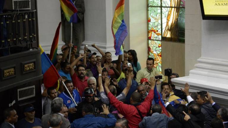 Parlamento venezolano amenaza con destituir a Maduro