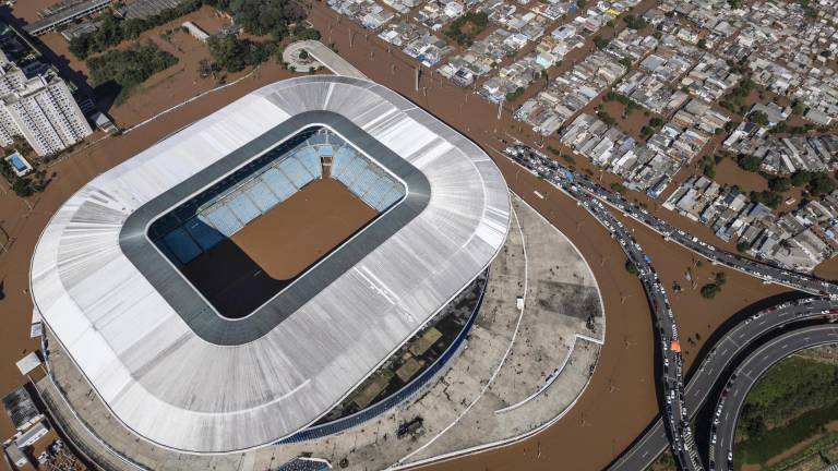$!Fotografía aérea tomada con dron del estadio Arena do Grêmio este domingo, en la ciudad de Porto Alegre (Brasil).