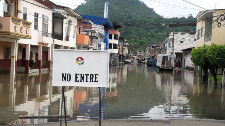 Reportan inundaciones por creciente de río Portoviejo en Manabí