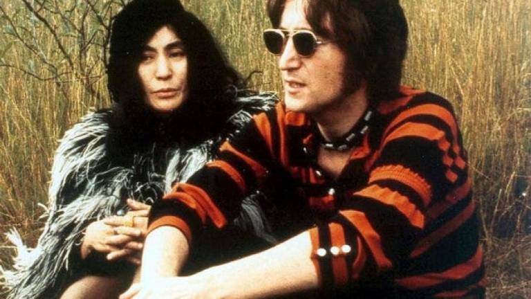 Yoko Ono les da un regalo a los fans de Lennon